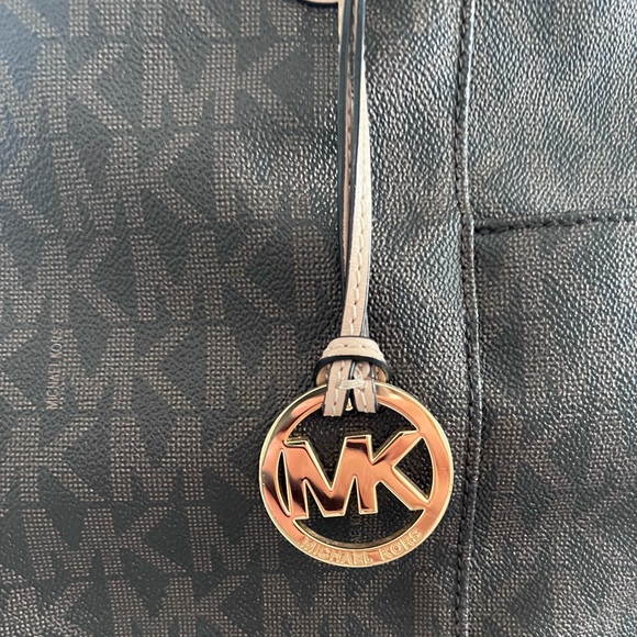 Authentic Michael Kors tote like new - Picture 2 of 10